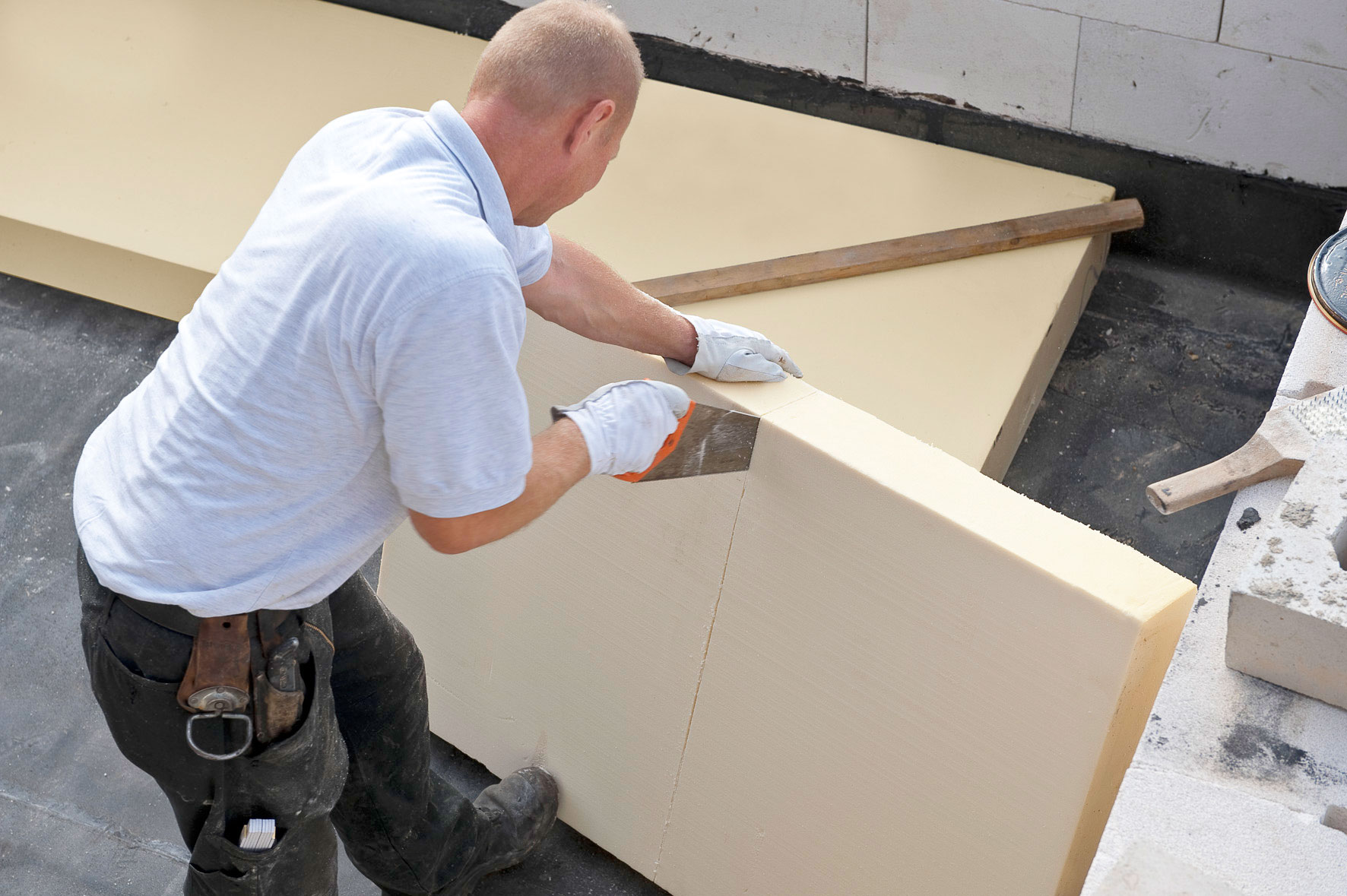 Für die Bearbeitung von PU-Dämmplatten sind keine speziellen Werkzeuge erforderlich. PU-Dämmplatten lassen sich leicht schneiden, sägen, fräsen und bohren